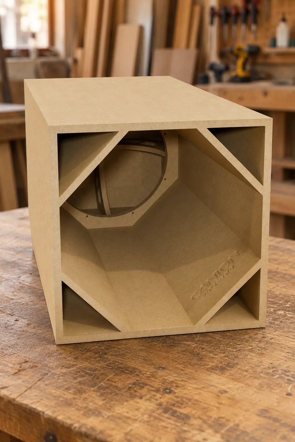 Caixa acústica Canion modelo PP1585 em MDF na oficina
